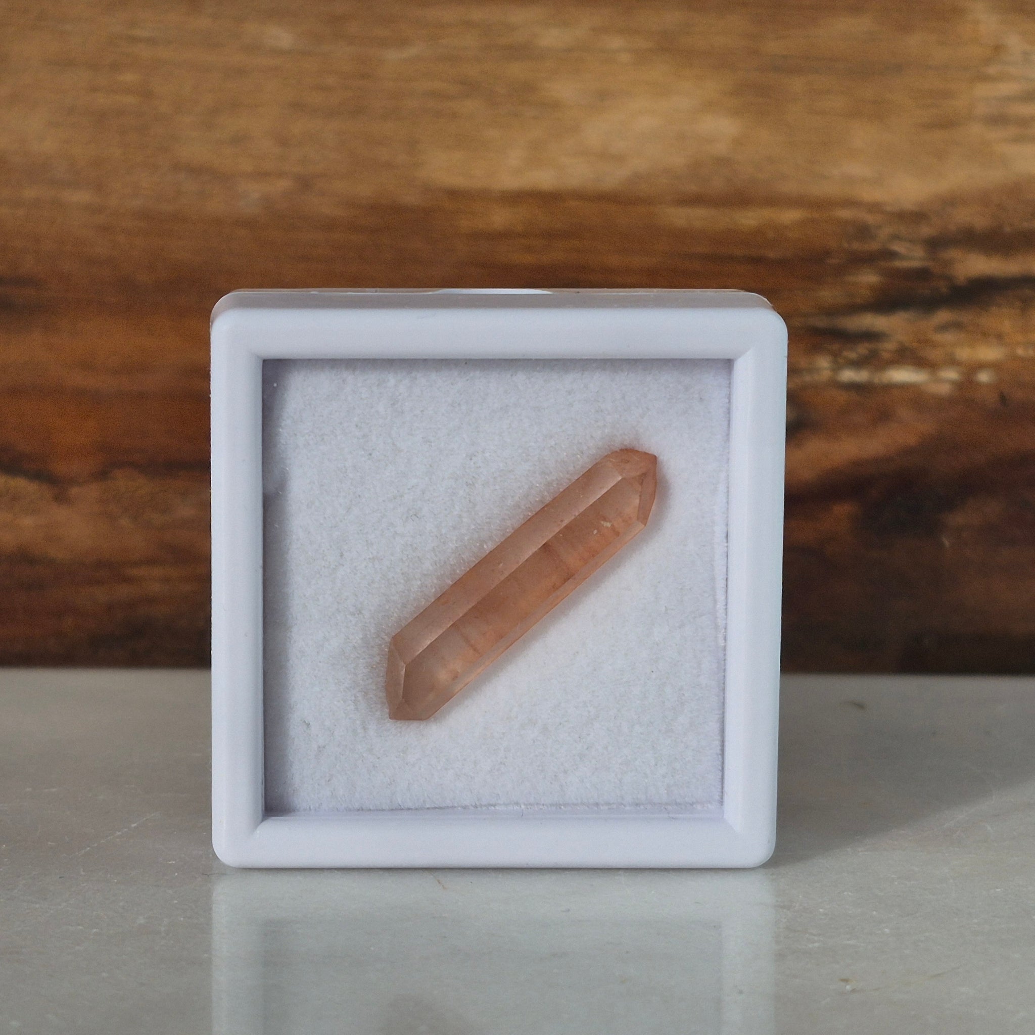 Pointe de Cristal de quartz du Québec tangerine biterminé no.17