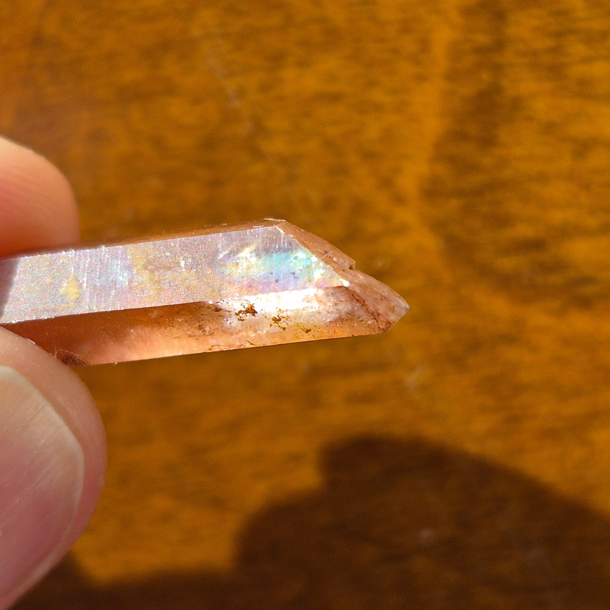 Pointe de Cristal de quartz tangerine du Québec biterminé arc-en-ciel tangerine no.18