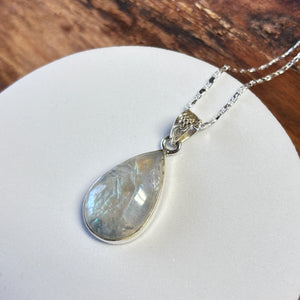 Bijou, pendentif, pierre de lune arc-en-ciel