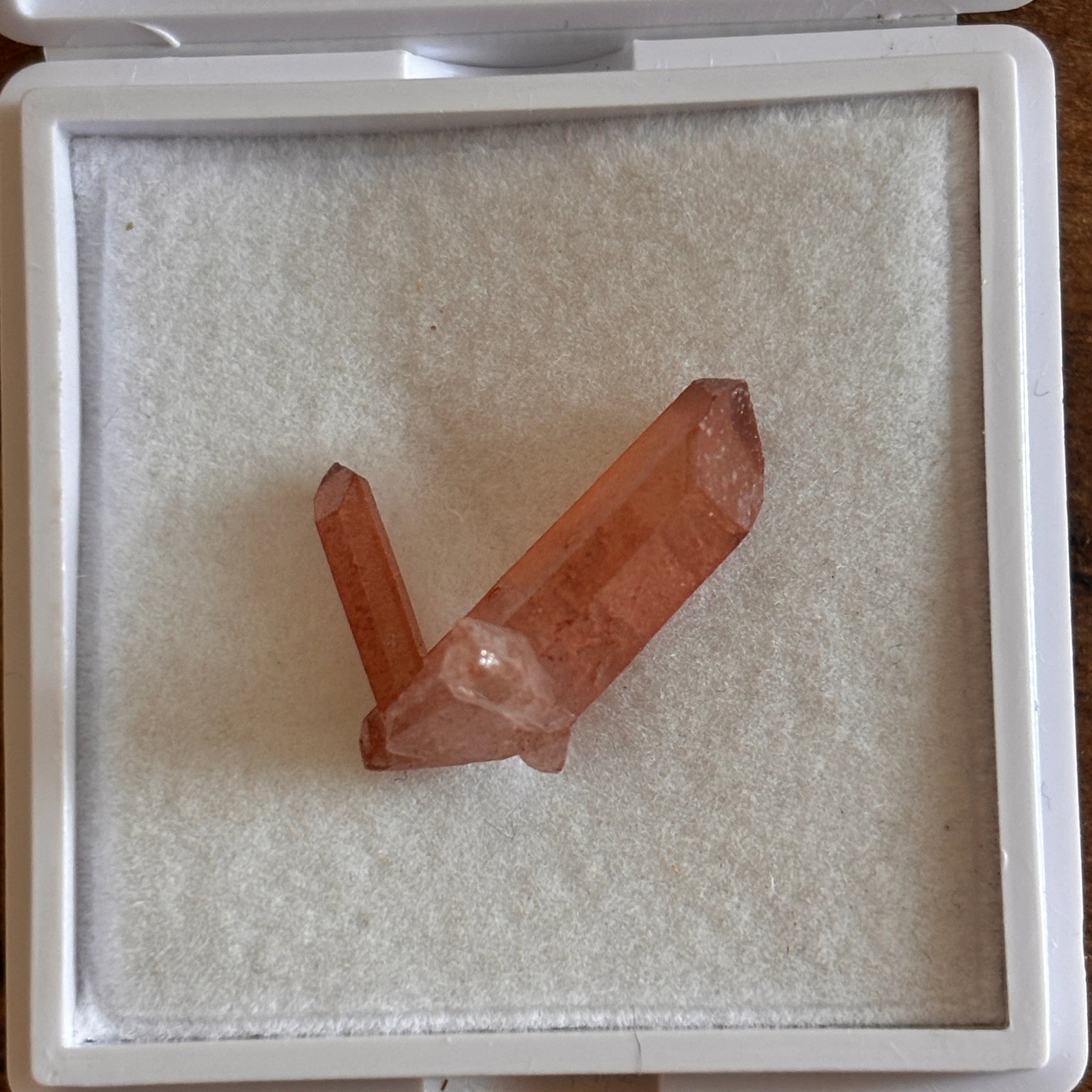 Pointe de Cristal de quartz tangerine croisé du Québec tangerine