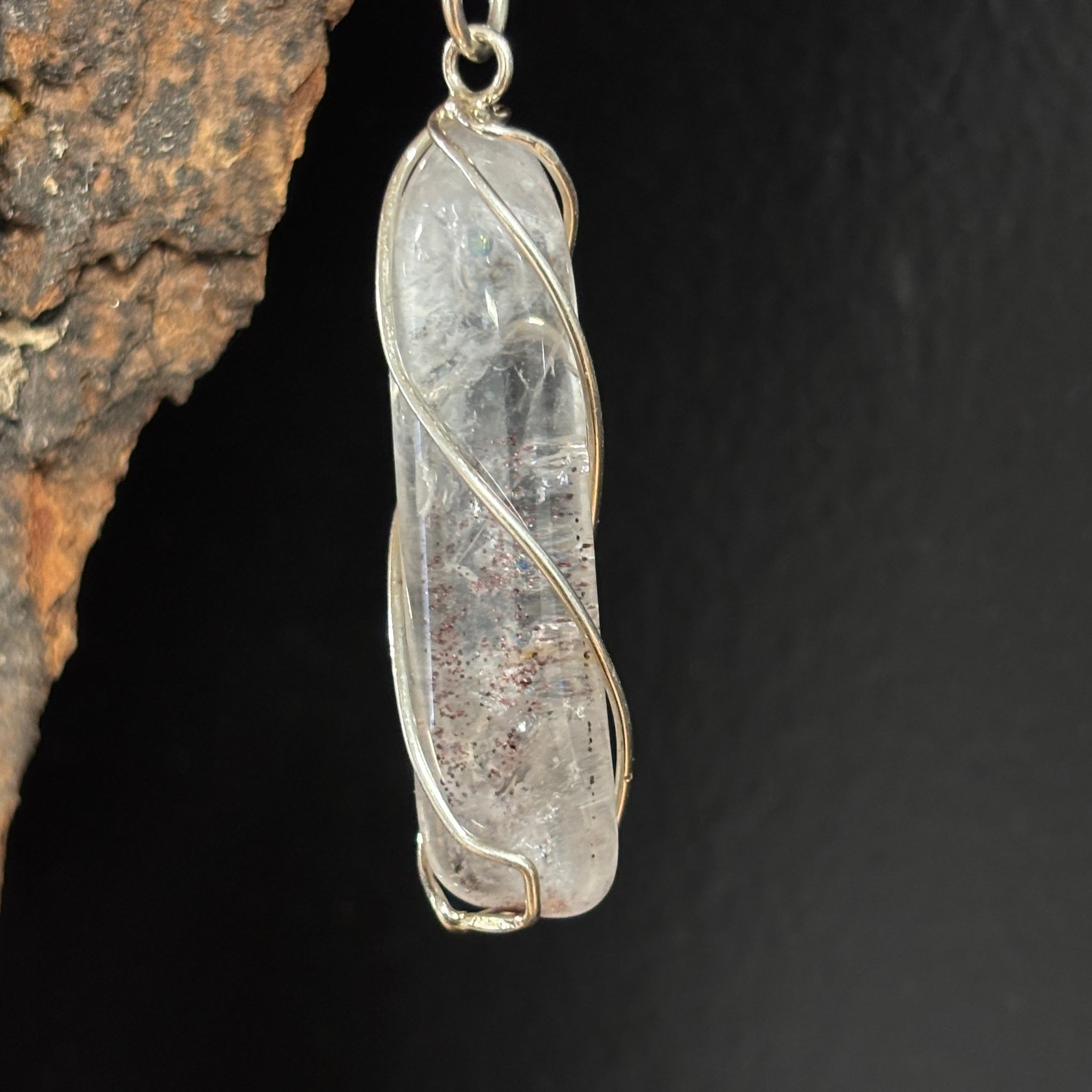 Pendentif Cristal de quartz poli Intrusion hématite arc-en-ciel no. 177