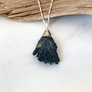 Bijou, pendentif  Kyanite noire